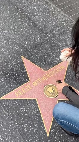 Courteney Cox cleans friends star.