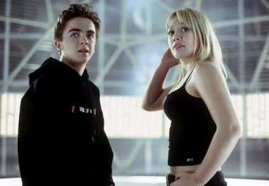 Frankie Muniz Explains Why He Hasn’t Spoken to Hilary Duff in 22 Years