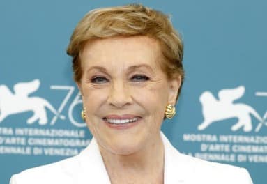 Who Narrates Bridgerton?