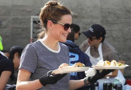 Jennifer Garner Gives Back on Thanksgiving