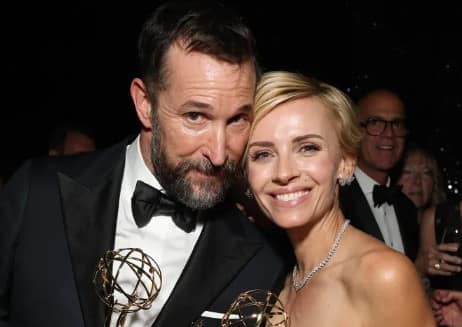 “Noah Wyle Celebrates ‘The Pitt’ Wins with Wife Sara in L.A.”