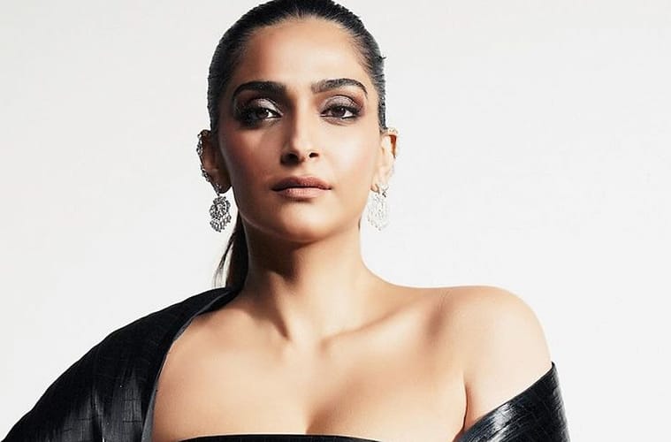 Sonam Kapoor Showstopping Black Saree