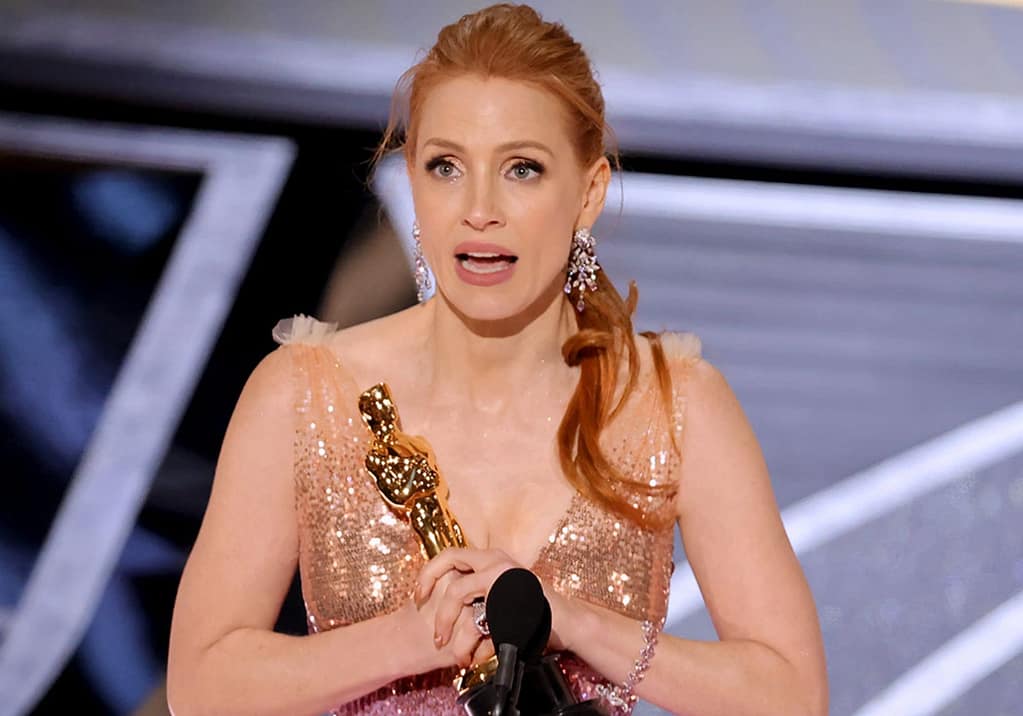 Jessica Chastain with the Oscar trophy.