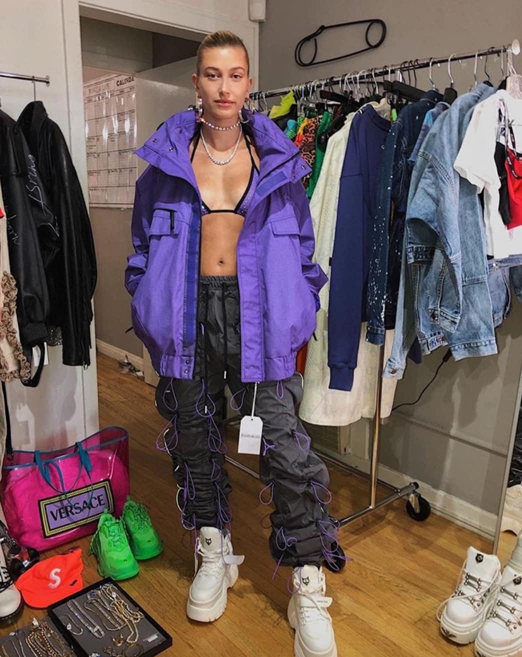 hailey bieber sneaker outfit