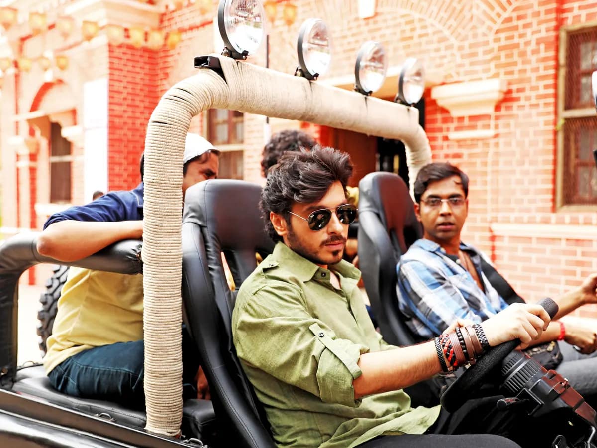 Munna Tripathi with his gang.