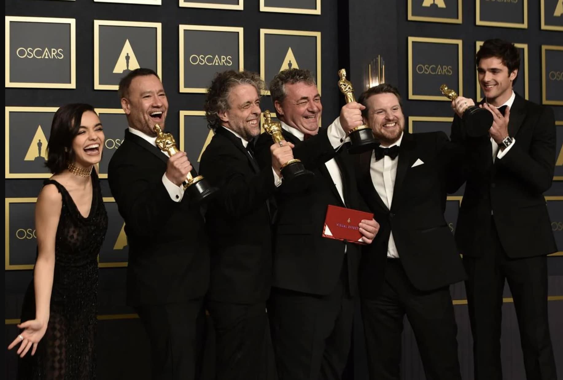 Best Visual Effects crew for 'Dune' with the Oscar trophy.