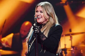 kelly clarkson sings with busker in las vegas