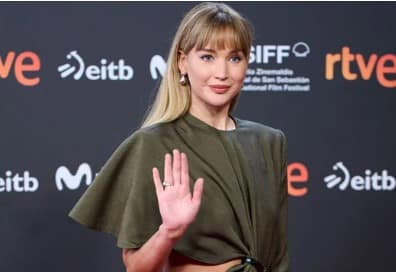 Jennifer Lawrence Debuts Trendy ‘Birkin Bangs’ for Fall