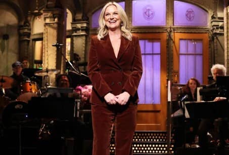 Amy Poehler Reveals an SNL Host Once Fell Asleep Mid-Sketch: “Guess His Character’s Asleep Now”