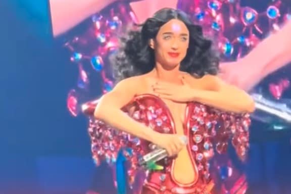 Katy Perry Fights Tears in First Show After Split