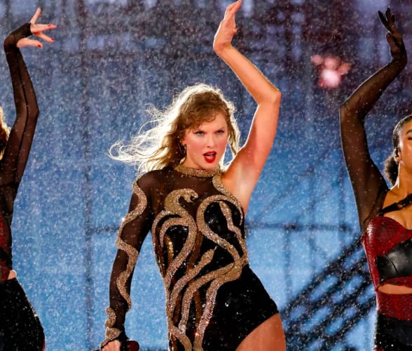 How Taylor Swift Manages Her Performances in Extreme Weather