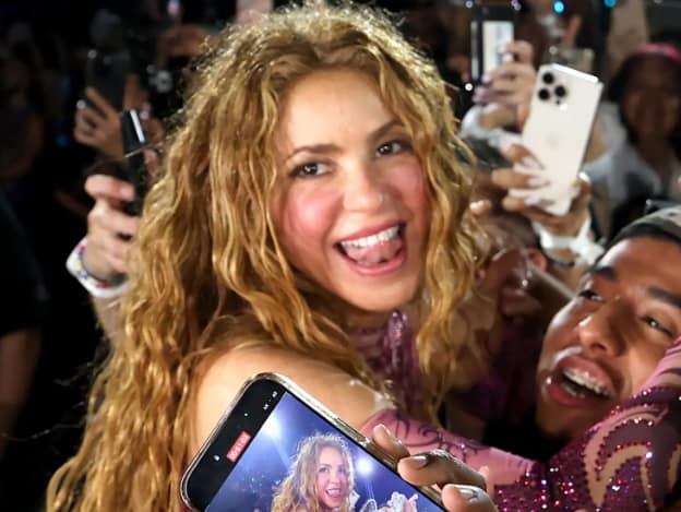 Shakira Meets Fans in L.A.; Christie Brinkley Stuns with Daughter in N.Y.