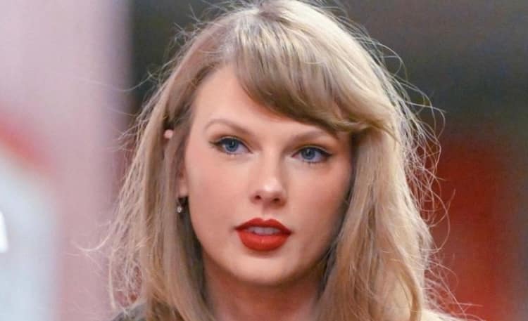 Taylor Swift Cheer Travis Kelce Wearing Chirefs Outfit