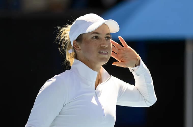 Tennis star taunts booing crowd with bold victory dance