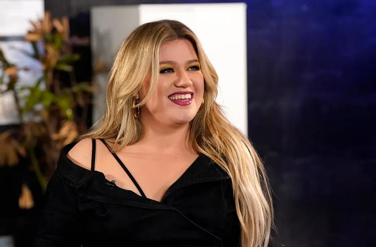 kelly clarkson sings with busker in las vegas