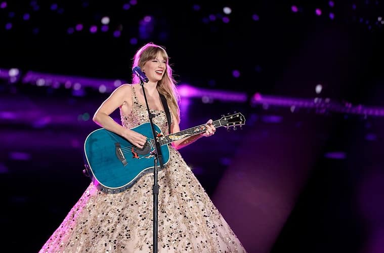 Taylor Swift performing