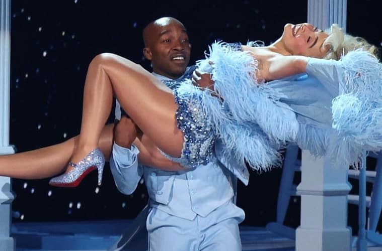 Sabrina Carpenter Grammys Performance Pays Tribute to Goldie Hawn