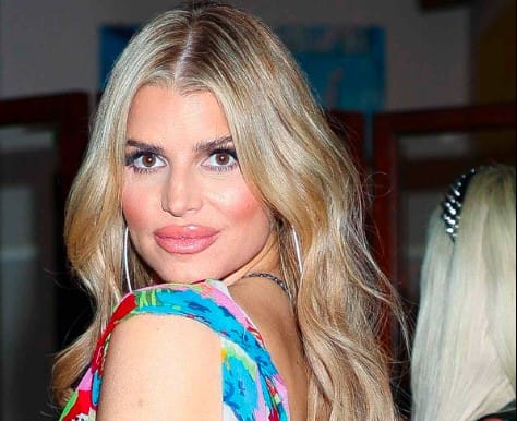 Jessica Simpson Spotted Posing for Paparazzi in Chelsea, NYC