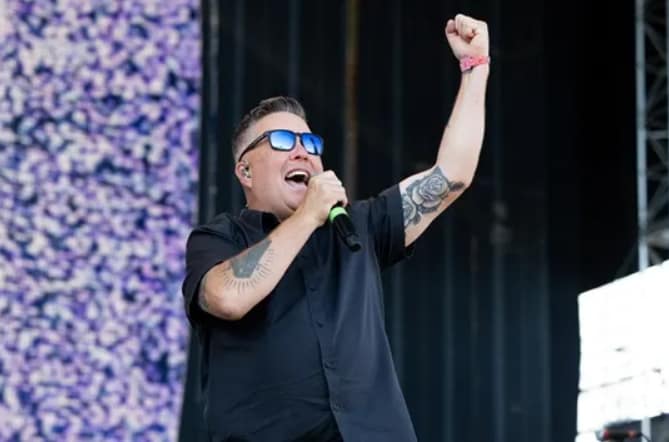 Dropkick Murphys to Play Free Memorial Show for Pretti and Good –